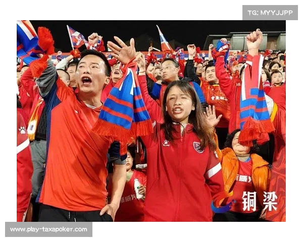 球迷热情助威点燃赛场，校园足球赛气氛热烈欢声笑语不断