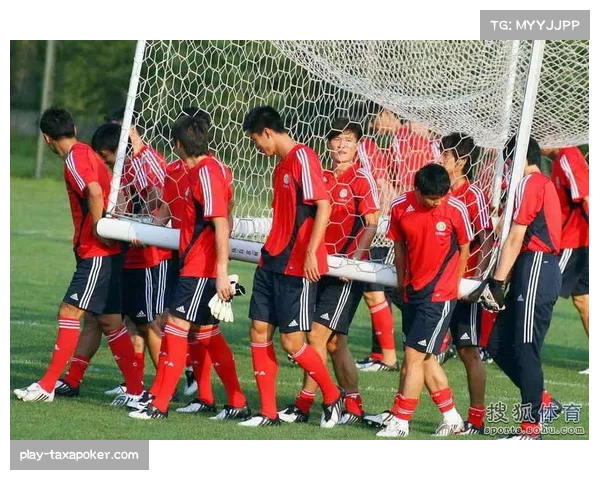 赛前动态:切尔西训练课重点演练由守转攻的边路快速推进套路